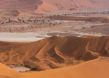 Paysage désertique spectaculaire avec des dunes de sable orange et des zones plates en arrière-plan au Panama