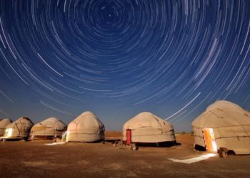 Ciel étoilé au-dessus des yourtes en Ouzbékistan