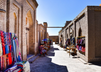 Marché traditionnel avec des échoppes colorées le long de la Route de la Soie en Ouzbékistan.