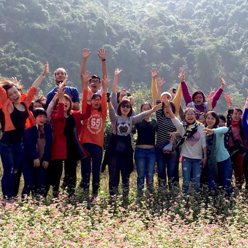 Groupe de femmes joyeuses lors du voyage féminin au Vietnam