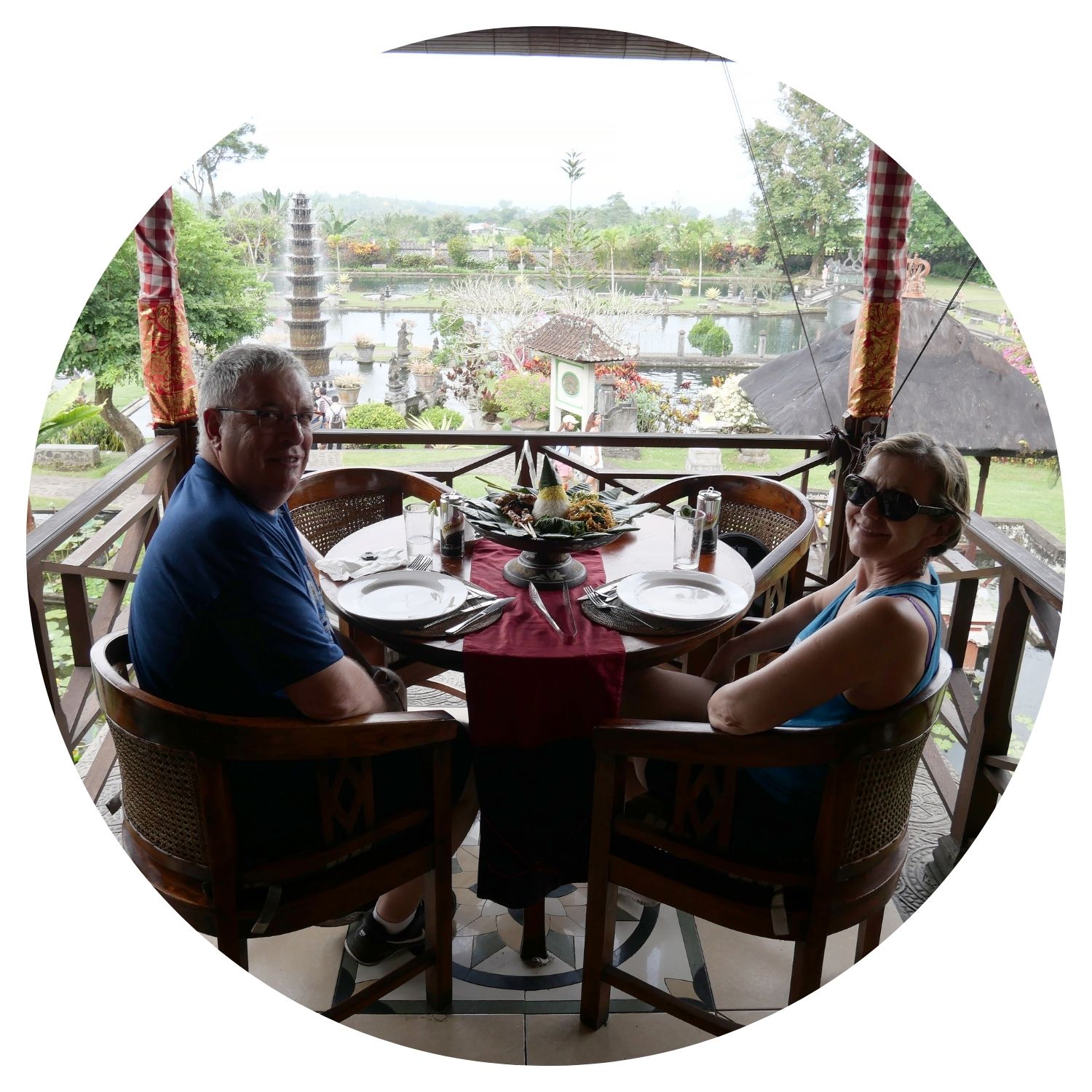 Couple âgé profitant d'une vue apaisante sur un jardin tranquille avec une piscine naturelle à Bali.