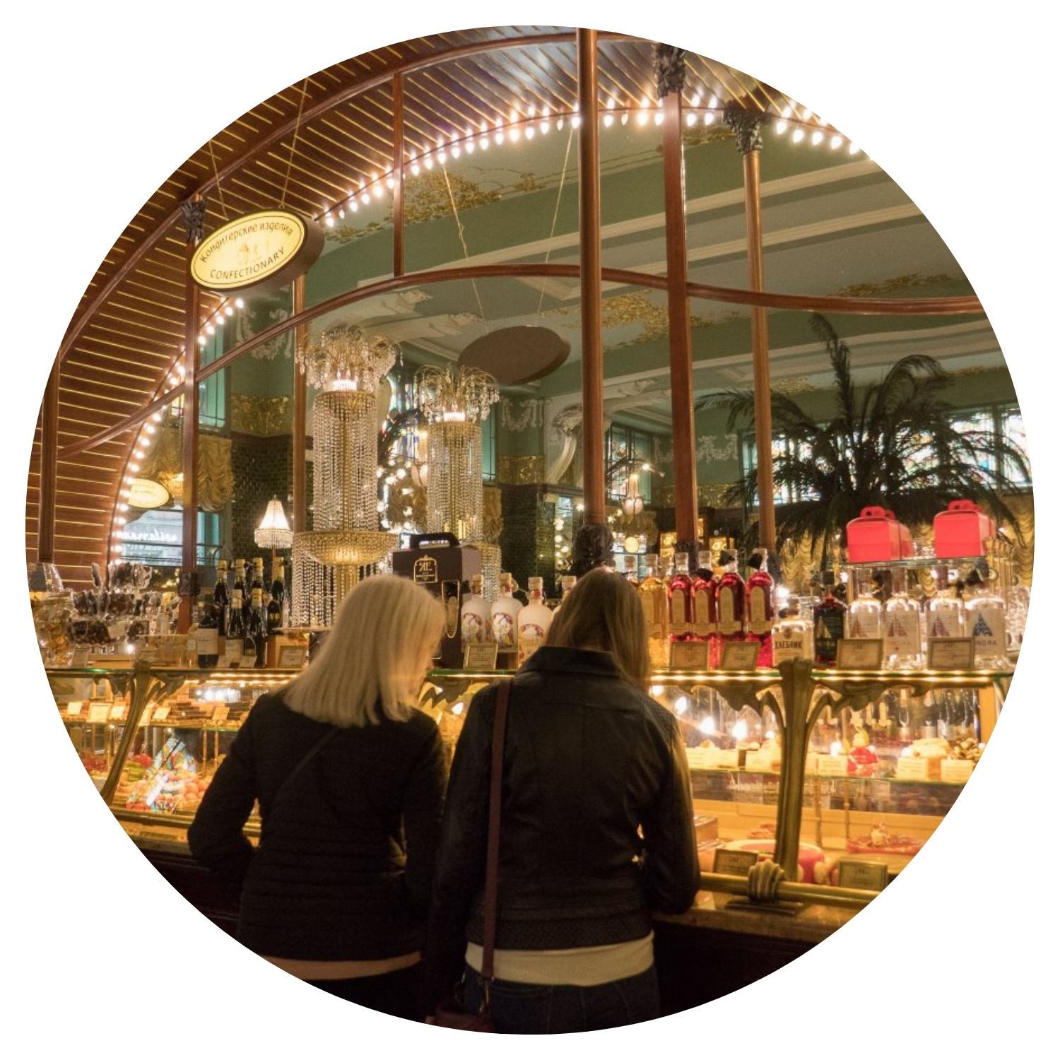 Voyage en Russie sur mesure avec l'avis d'Elise, deux jeunes dames russes explorant une parfumerie.