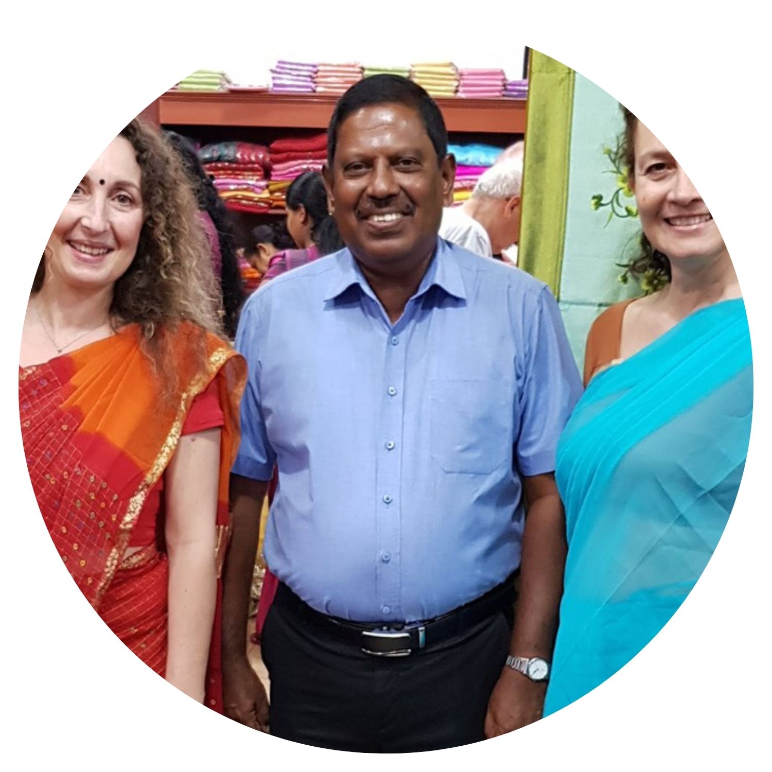 Voyage au Sri Lanka féminin avec l'avis de Sylvie et Catherine, rencontre avec des Sri Lankais en tenues traditionnelles élégantes.