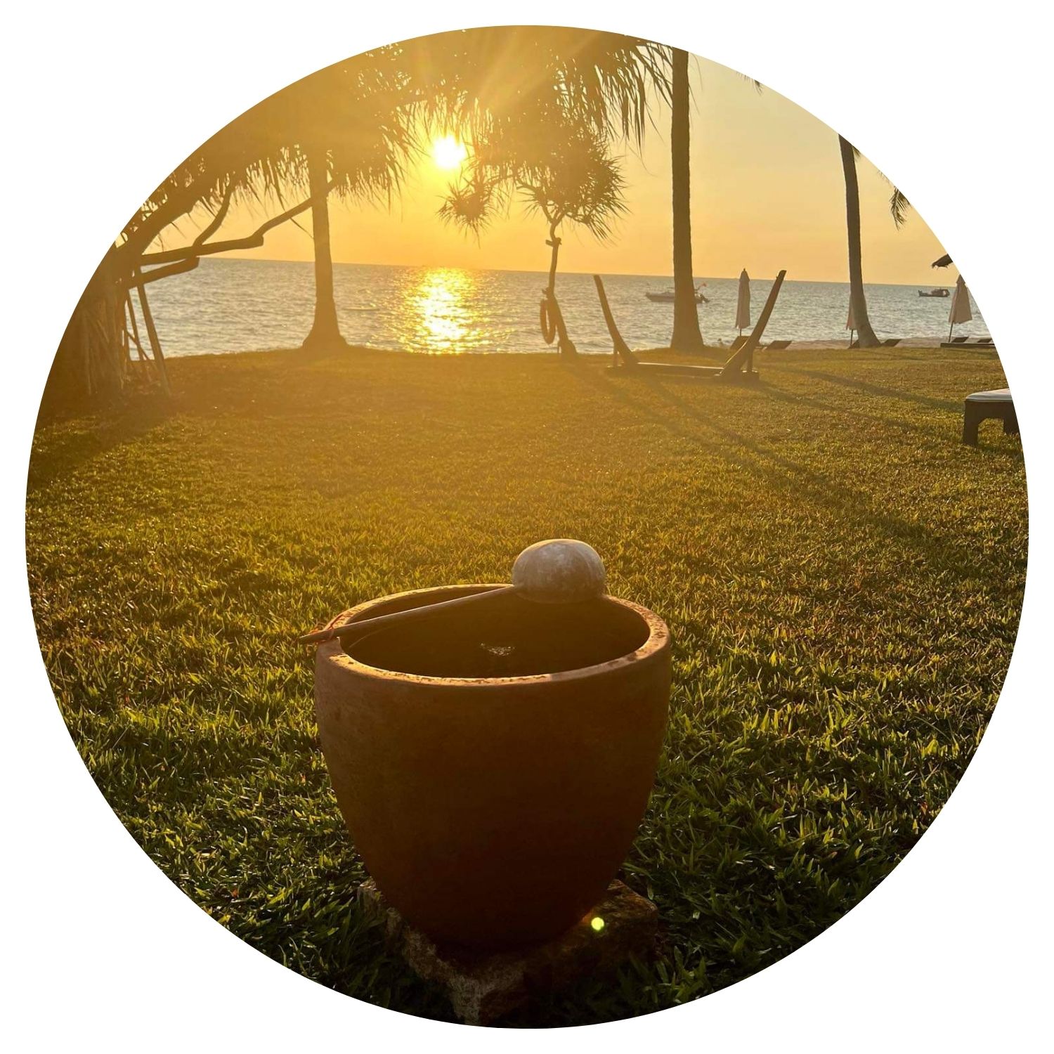 Voyage sur mesure au Vietnam avec l'avis de Mr et Mme Gallet, capturé lors d'un coucher de soleil paradisiaque.