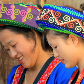 eux femmes Hmong en costumes traditionnels colorés au Vietnam