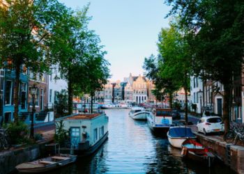 Découvrez Amsterdam depuis ses canaux - Odysée du Papillon