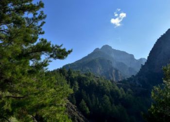 Montagnes verdoyantes et ciel bleu de la Crète
