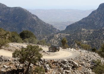 Route sinueuse dans les montagnes de Crète avec vue panoramique sur la vallée