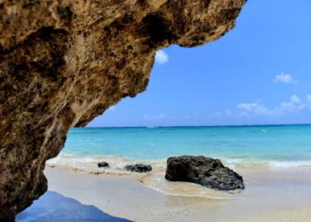 Plage paradisiaque de Crète vue depuis une grotte côtière