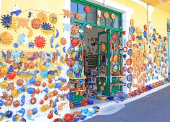 Boutique colorée d'artisanat local en Crète avec mur décoré de céramiques