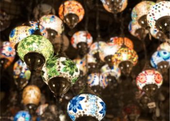 Des lampes traditionnelles colorées suspendues, illustrant l'artisanat local des Émirats Arabes Unis.