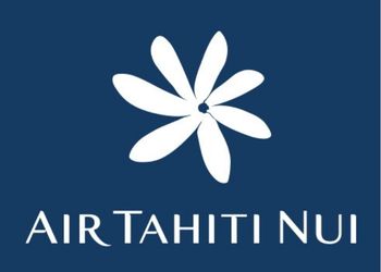 Logo d'Air Tahiti Nui, avec une fleur stylisée blanche sur un fond bleu marine.