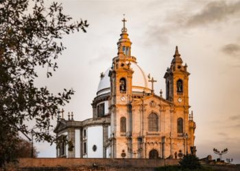 Vue d'une cathédrale historique et monumentale au Portugal, avec des détails architecturaux impressionnants.
