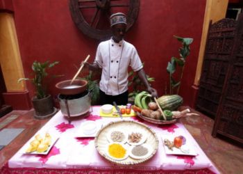 Chef cuisinier à Zanzibar présentant des épices et ingrédients locaux
