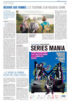 Trois femmes de dos regardant vers l'horizon, symbolisant la connexion avec la nature lors d'un voyage 100% féminin.