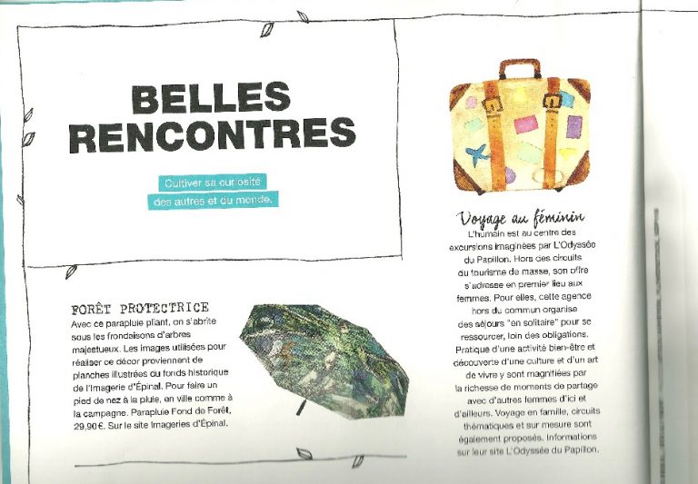 Groupe de femmes souriantes lors d'un voyage, profitant d'un moment ensemble.