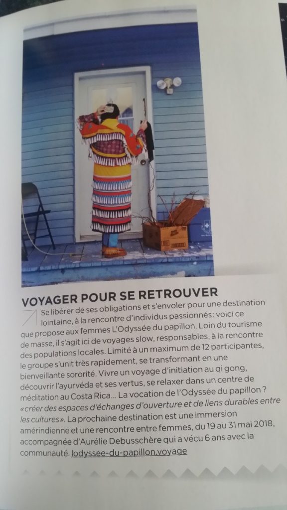 Image d'une femme de dos devant sa porte, prête à partir en voyage.