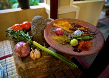 Un plateau d'épices typiques de la cuisine sri-lankaise, capturé lors d'un voyage restauration avec Odyssee des Papillons.