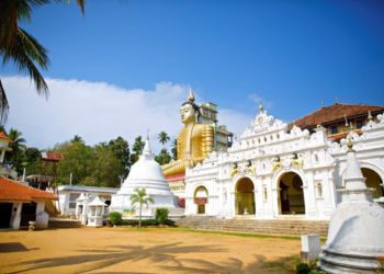 Le temple bouddhiste de Wewurukannala à Dickwella, Sri Lanka, capturé lors d'un voyage temple avec Odyssee des Papillons.