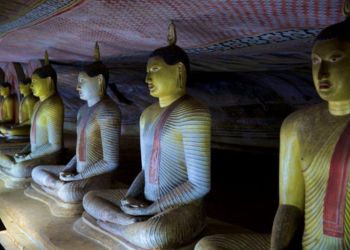 Le Temple d'Or de Dambulla au Sri Lanka, avec ses statues bouddhistes et artefacts historiques, capturé lors d'un voyage avec Odyssee des Papillons.