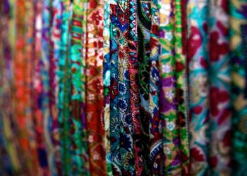 Des tissus colorés représentant la vibrante culture de Sri Lanka, capturés lors d'un voyage avec Odyssee des Papillons.