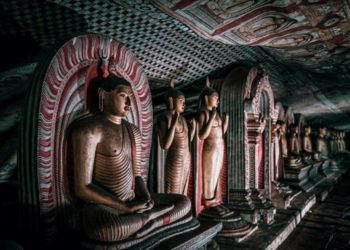 Le Temple d'Or de Dambulla au Sri Lanka, avec ses statues bouddhistes et artefacts historiques, capturé lors d'un voyage avec Odyssee des Papillons.