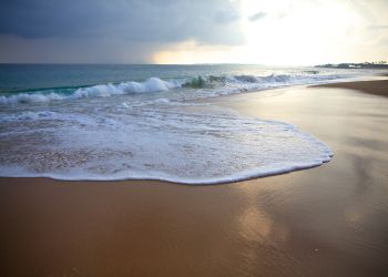 Couché de soleil paisible sur une plage du Sri Lanka, capturé lors d'un voyage touristique avec Odyssee des Papillons