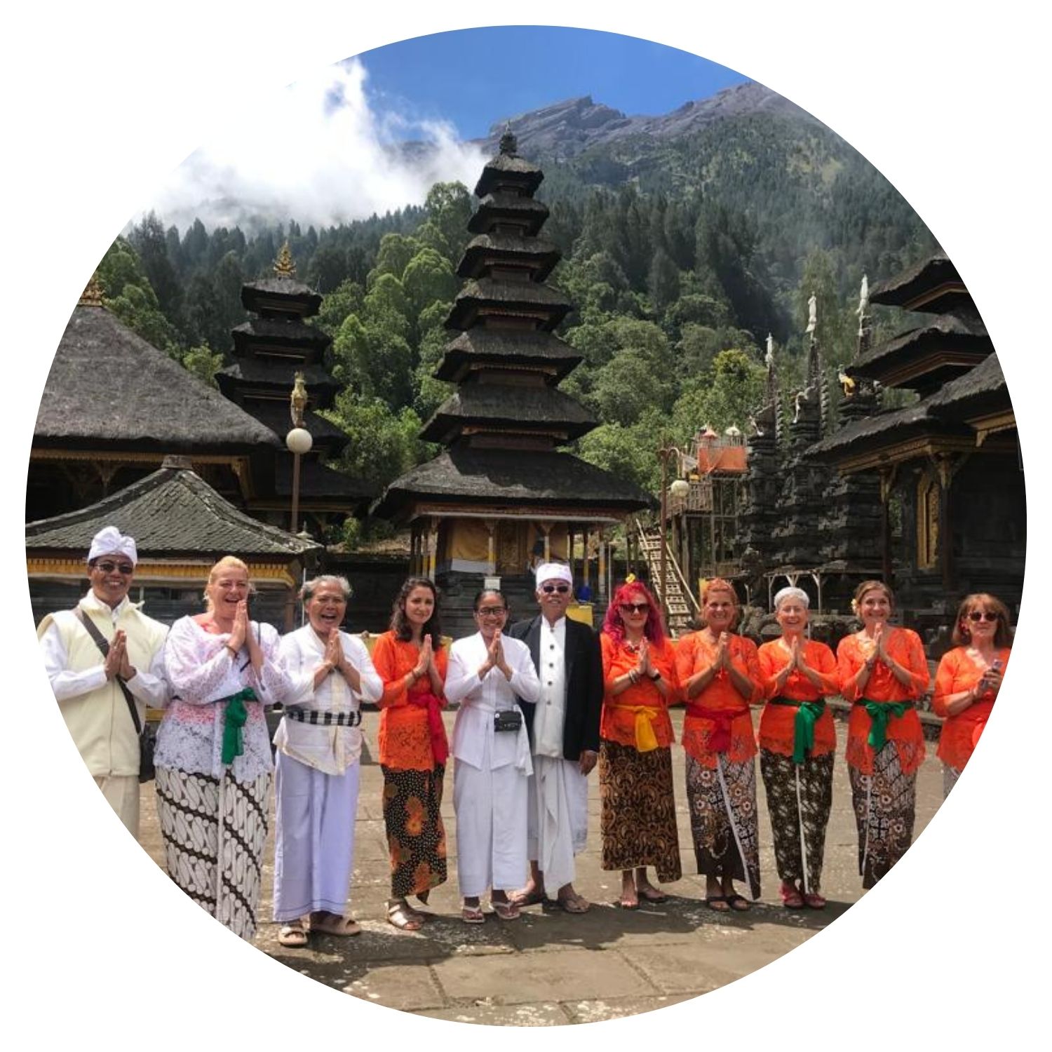 Groupe de femmes prenant une photo devant un monument emblématique de Bali, capturant des souvenirs après une visite enrichissante.