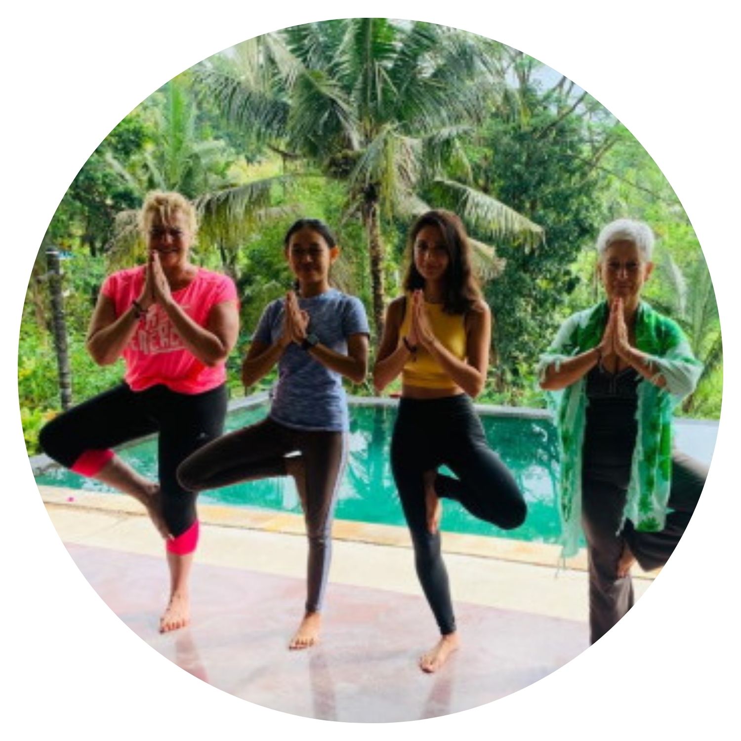 Quatre jeunes dames pratiquant le yoga dans un jardin paisible et verdoyant à Bali, lors d'une matinée tranquille et apaisante.
