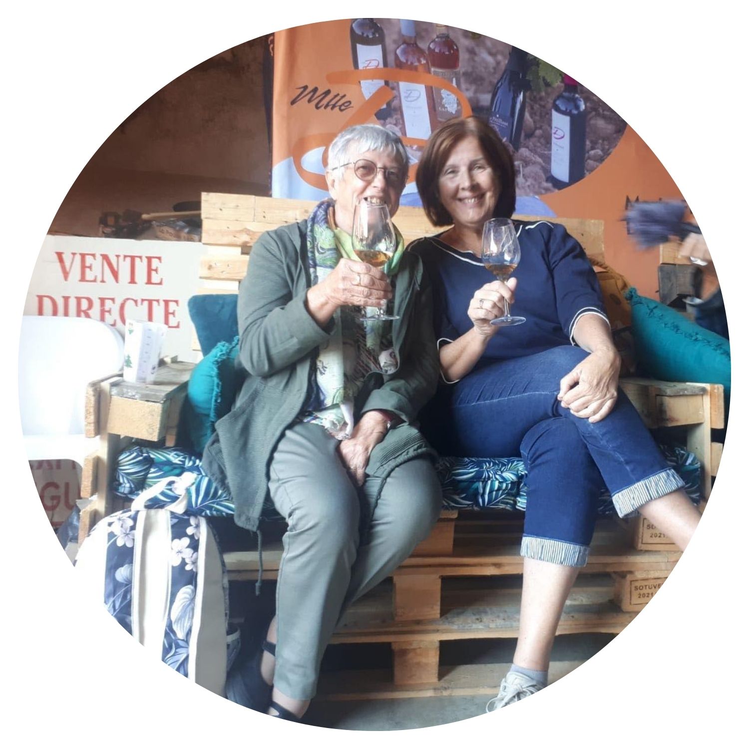 Deux femmes dégustant un vin local en Corse, partageant des moments authentiques et conviviaux.