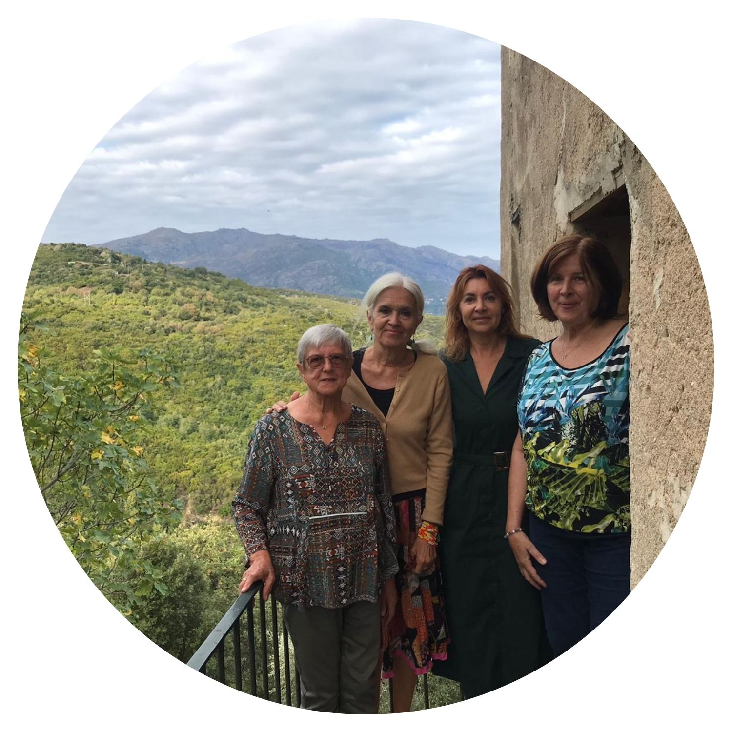 Groupe de femmes capturant des souvenirs en Corse, avec une vue époustouflante sur un paysage sauvage.