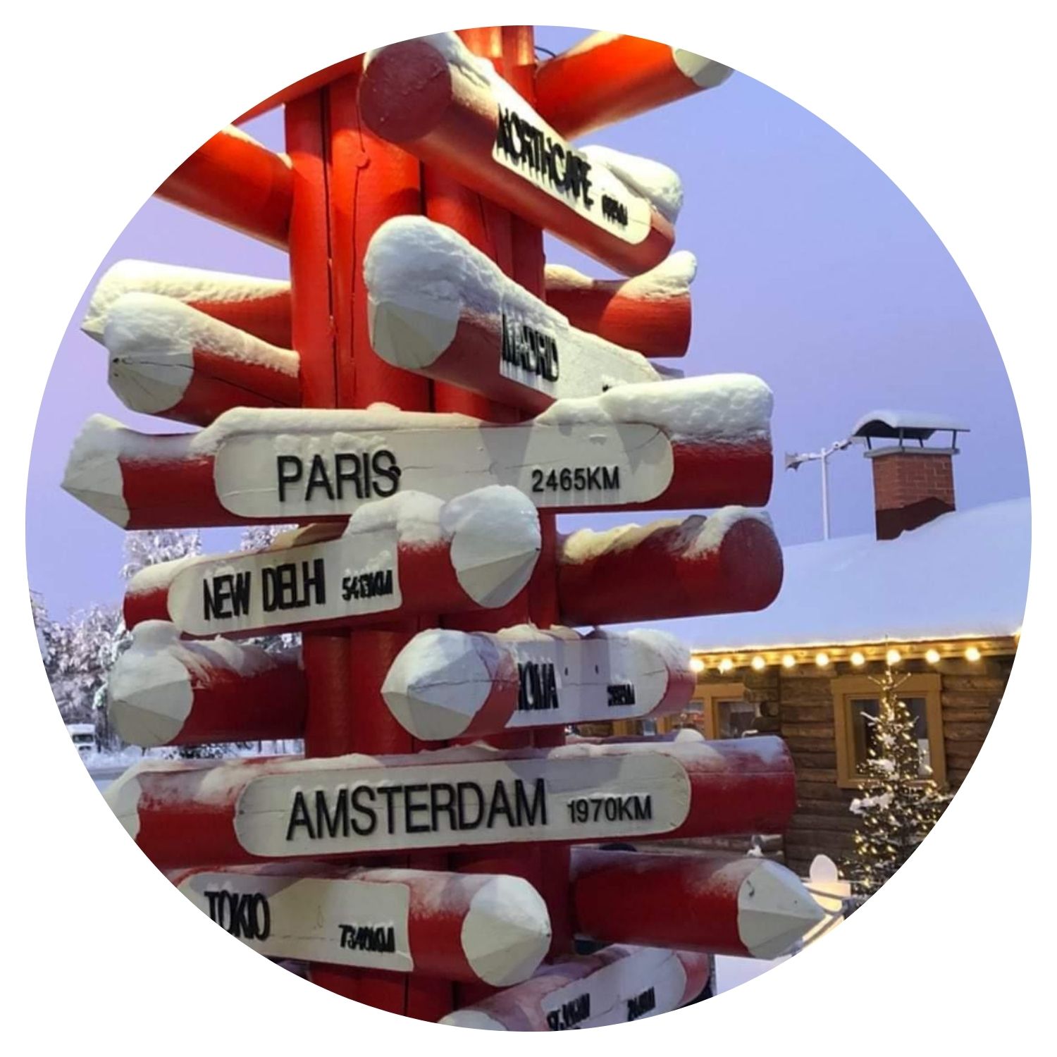 Un poteau rouge et blanc avec plusieurs panneaux de direction indiquant différentes villes de France, photographié en Finlande.
