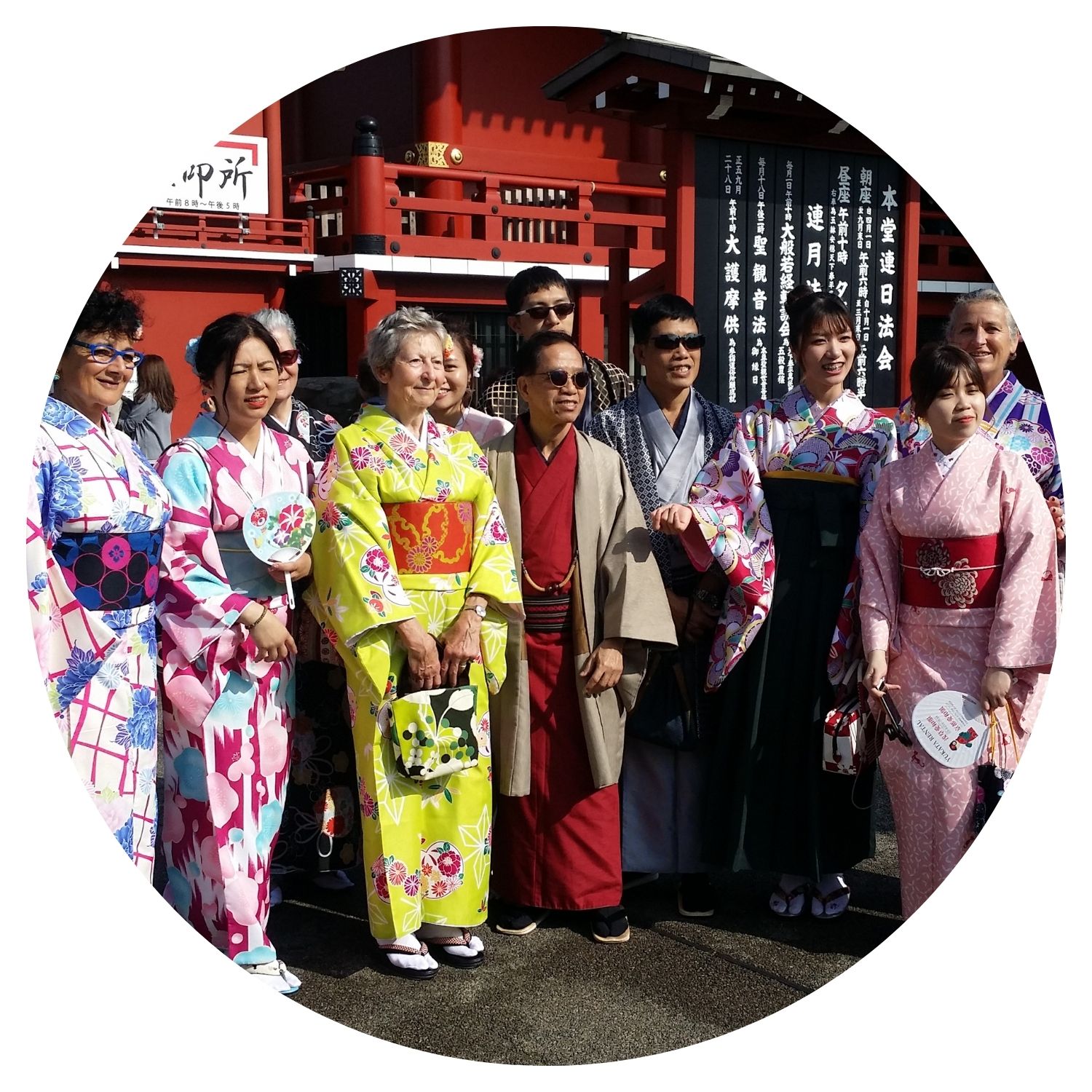 Un groupe de voyageuses explore ensemble un monument emblématique au Japon, capturant l'esprit de découverte et de camaraderie.